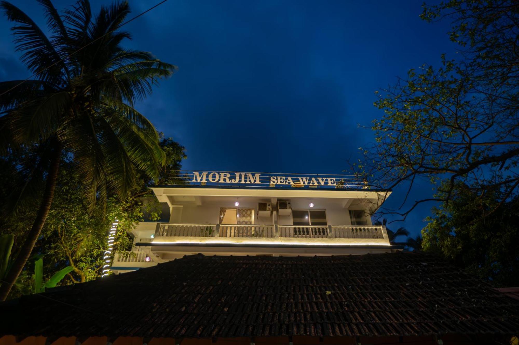 Morjim Sea Waves-Beach Front Hotel Eksteriør billede